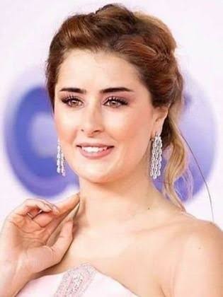 شقيق ياسمين عبد العزيز يتغزل في عائشة بن أحمد: ٢ فولت وتنور